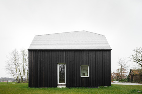 Una casa di legno, calce, canapa e paglia di NU Architectuur