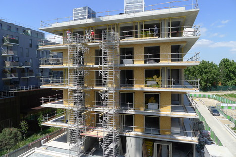 Appartamenti per edilizia sociale in vetro e cemento dell’Atelier Kempe Thill