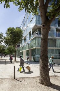 Appartamenti per edilizia sociale in vetro e cemento dell’Atelier Kempe Thill