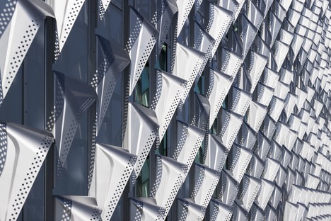 Elementi idroformati per la facciata della SEC di Harward di Behnish Architekten