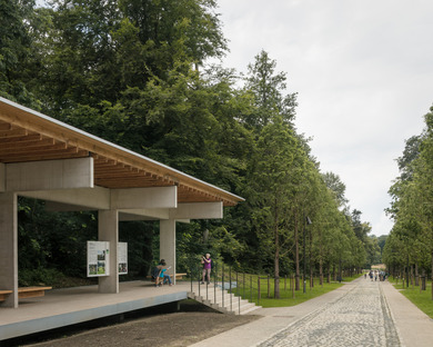Reception building di NU architectuuratelier in cemento e legno