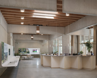 Reception building di NU architectuuratelier in cemento e legno