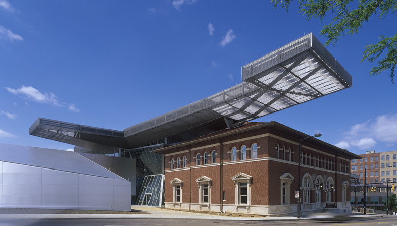 Il tetto filtro dell’Akron Museum di Coop Himme (l) blau