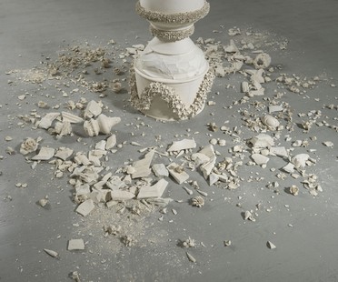 Festa e catastrofe nella ceramica di Diego Cibelli