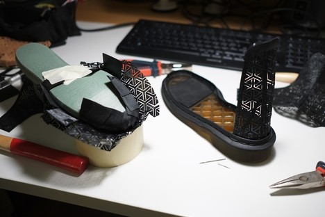 Le scarpe auxetiche stampate in 3D da Wertel Oberfell si adattano continuamente alla forma del piede