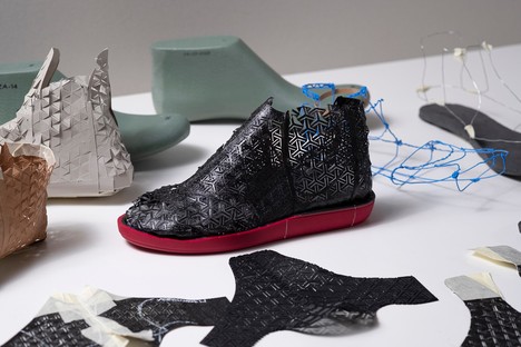 Le scarpe auxetiche stampate in 3D da Wertel Oberfell si adattano continuamente alla forma del piede